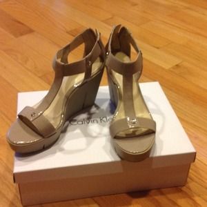 Calvin Klein Maribeth two tone wedge size 9