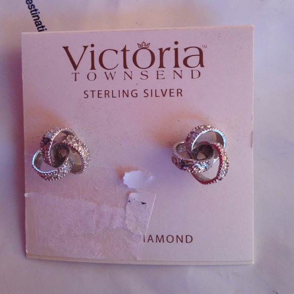 SOLD! 🚫 sterling silver knot earrings