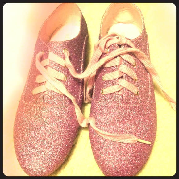 Bertinni pink sparkle shoe. Meant to make a scene