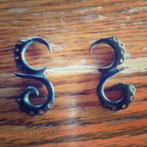 8g hanging black plugs