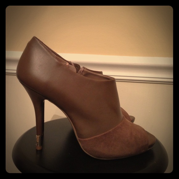 ⚡️Flash Sale⚡️BCBG Peep Toe Booties
