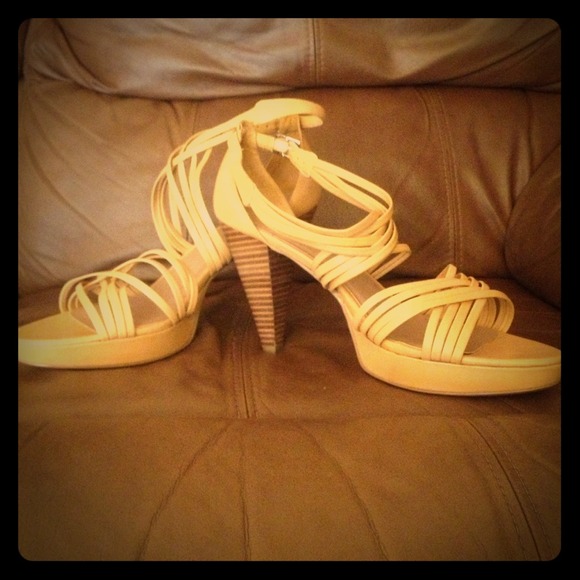 Size 11 Jones New York mustard strappy pumps!