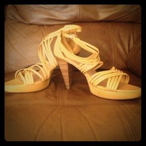 Size 11 Jones New York mustard strappy pumps!