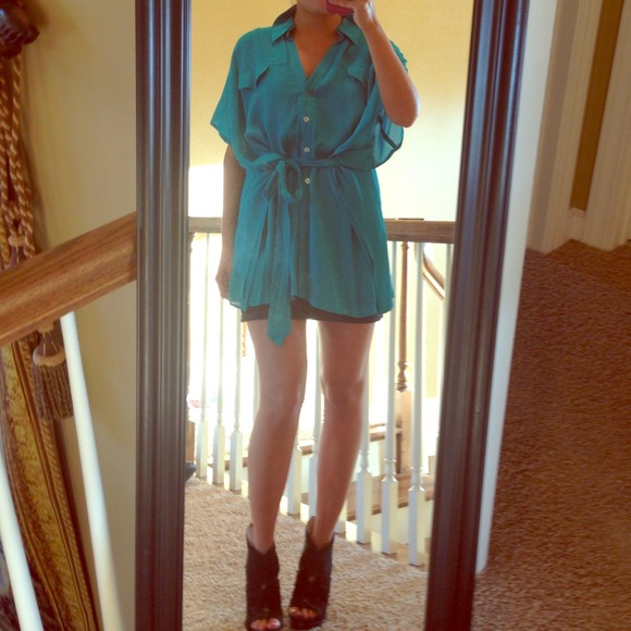 Teal tunic with collar, buttons down front, & tie