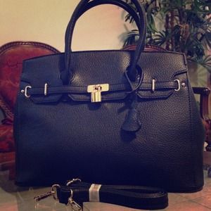 Holding 🆕💎BLACK celebrity handbag🆕🎀💎