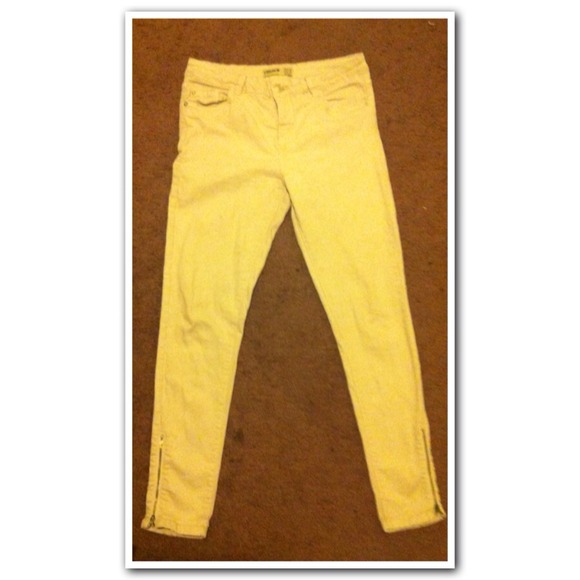 Creme/beige colored high waisted jeans w zippers.