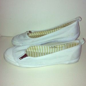 { SOLD }White summer/fall/spring beach flats