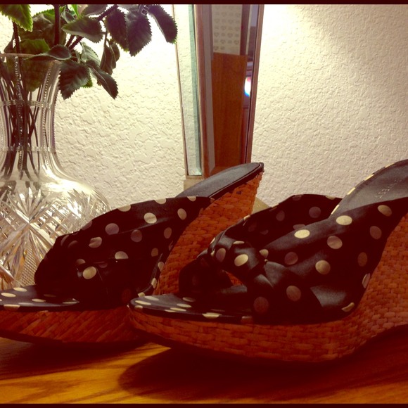 Nine West 7.5 Satin polka dot wedge