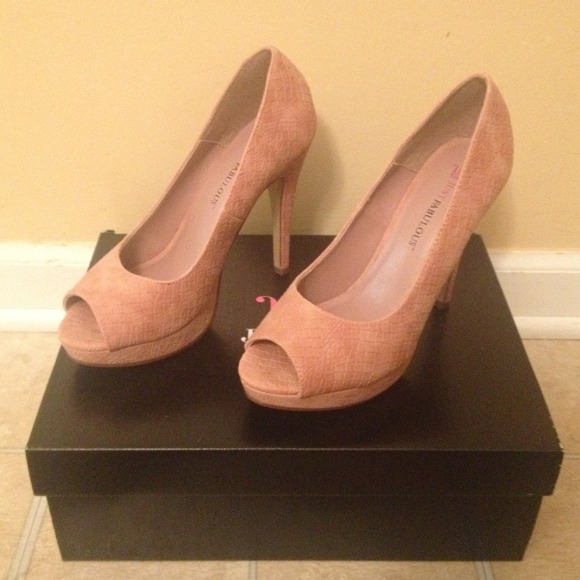Size 6.5 brand new pumps!!