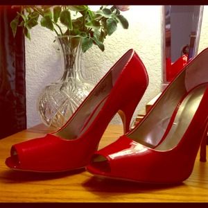 Nine West 7.5 Hot Red peep-toe pump