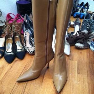 Hold Escada  Size 5.5 made  Italy
