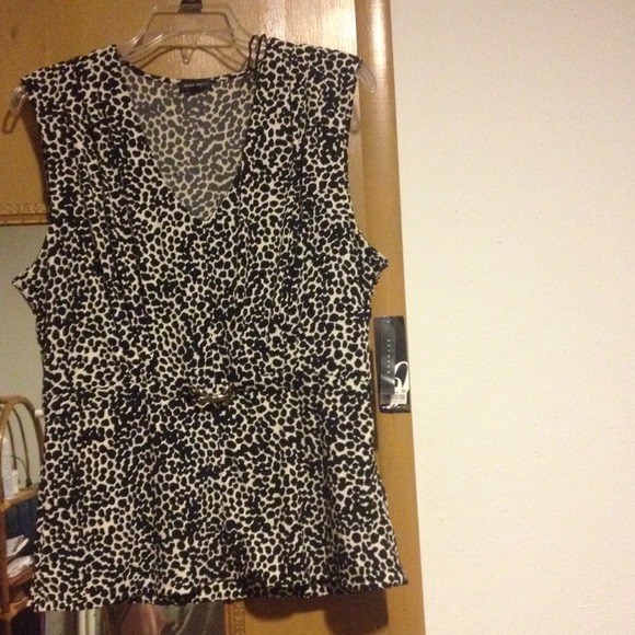 *SOLD* Dressy, classy Nine West blouse