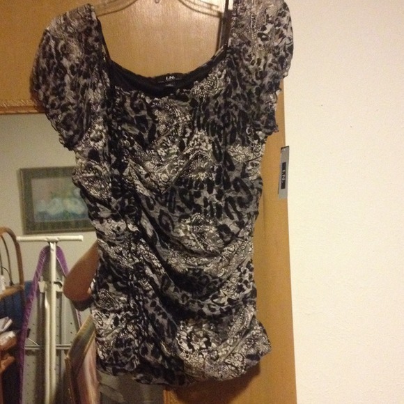*SOLD* Cute, classy leopard ruffled top