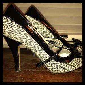 Beautiful great Gatsby style heels!  Black & white