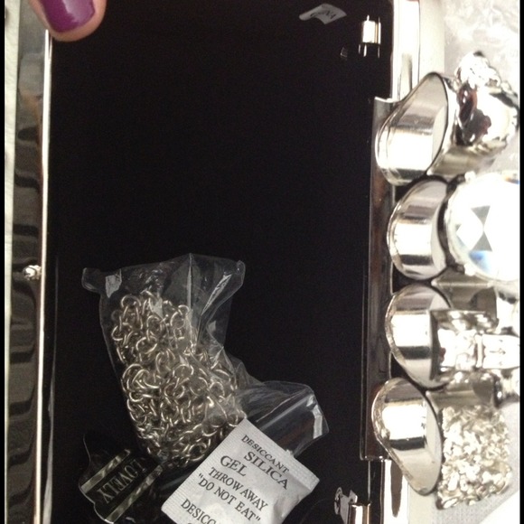 SOLD! Luxe "Skulls and Stones" clutch purse - Picture 3 of 4