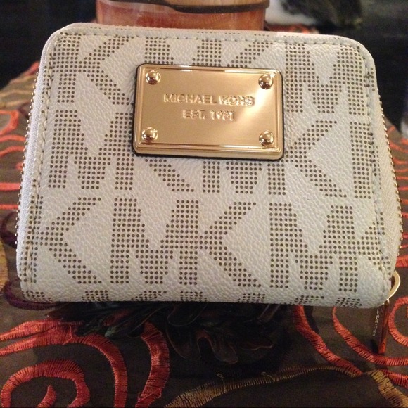 ❌Hold for @meGanok❌ MK JET SET zip around Wallet
