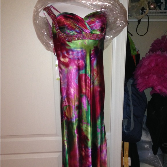 Faviana size 6 silk floor length gown. - Picture 2 of 4