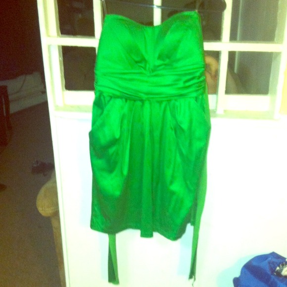 Strapless large green dress. Has pockets