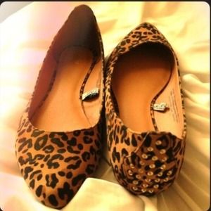 Mossimo Vikki Studded cheetah flats & black purse