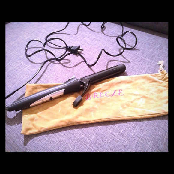 **SOLD ON CL**Breeze curling iron with dust bag