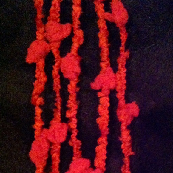 Handmade red scarf - Picture 3 of 3