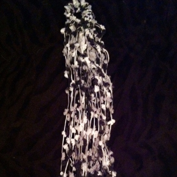 Black and white handmade scarf - Picture 2 of 3