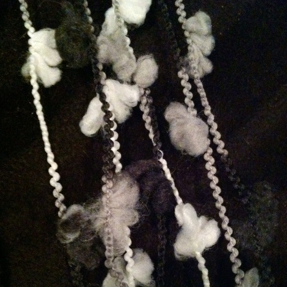 Black and white handmade scarf - Picture 3 of 3