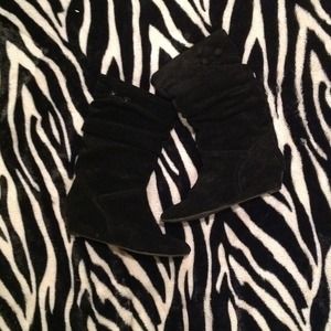 Black wedge slouch boots - suede