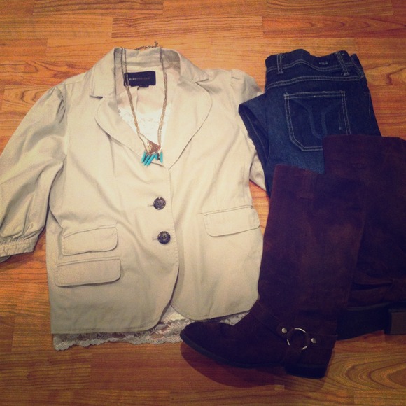 BCBG Maxazaria tan 3/4 sleeve jacket