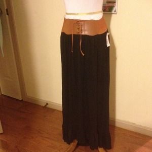 Gorgeous nwt black skirt hi -low