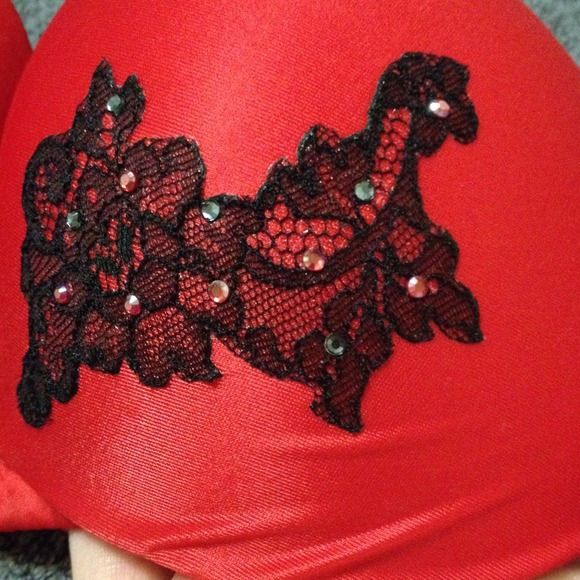 VS Red Plunge Pushup NAME YOUR PRICE! :-) - Picture 2 of 3