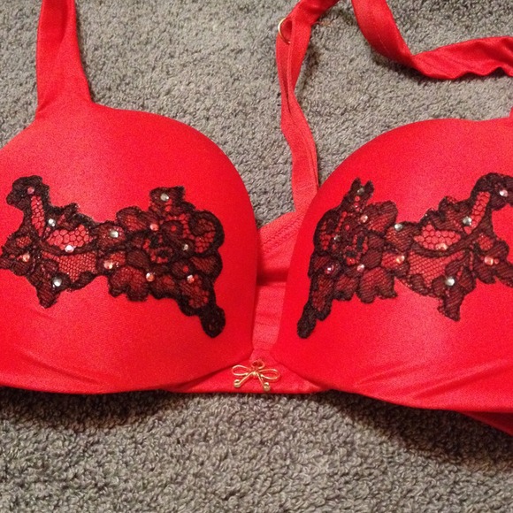 VS Red Plunge Pushup NAME YOUR PRICE! :-) - Picture 3 of 3