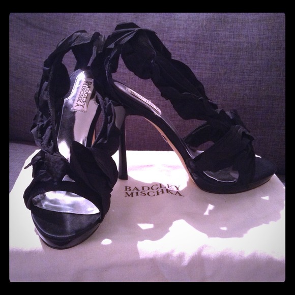 **SOLD ON TF**BNIB Badgley Mischka ruffle heels!
