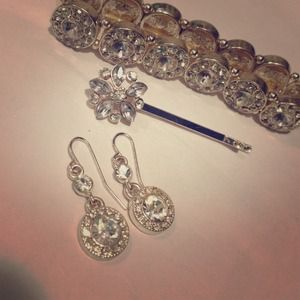 Bracelet, drop earrings, hairpin set.