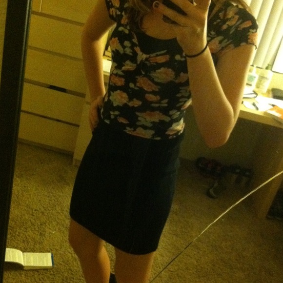 Cute black skirt - Picture 2 of 2