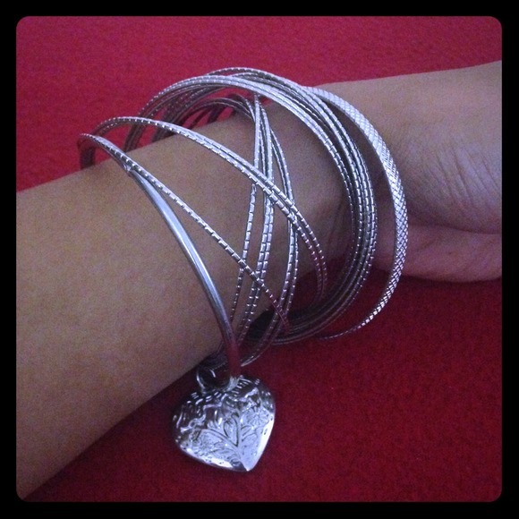 🎉SOLD🎉for mmartinez_2011 Set silvertone bangles