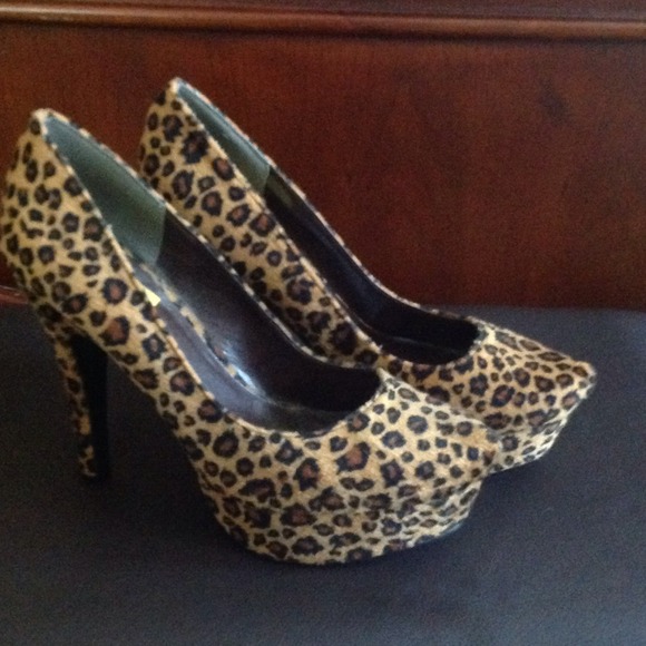 HOLD!!!👠👠LEOPARD PRINT