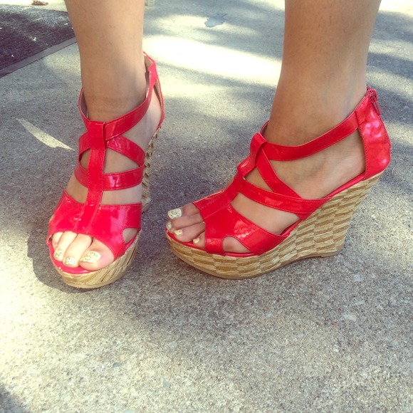 Bright red summer wedges - Picture 1 of 3