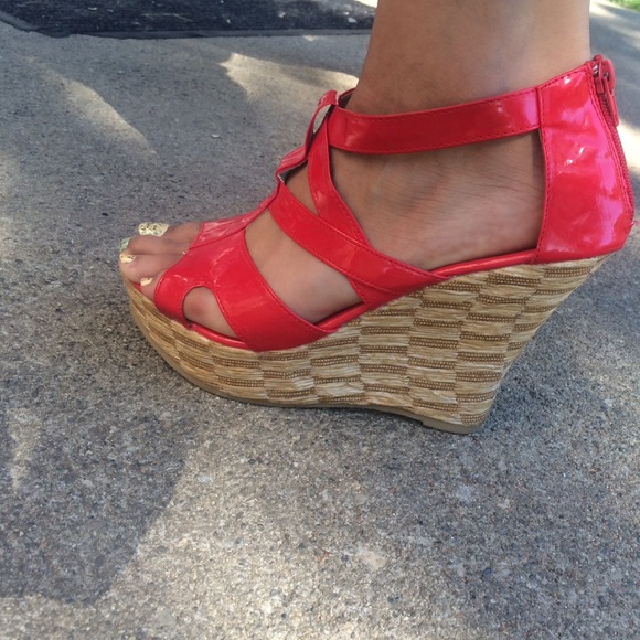Bright red summer wedges - Picture 2 of 3