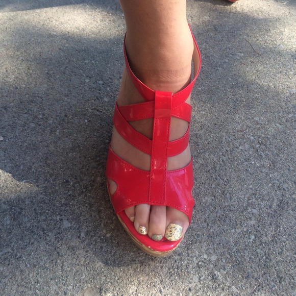 Bright red summer wedges - Picture 3 of 3