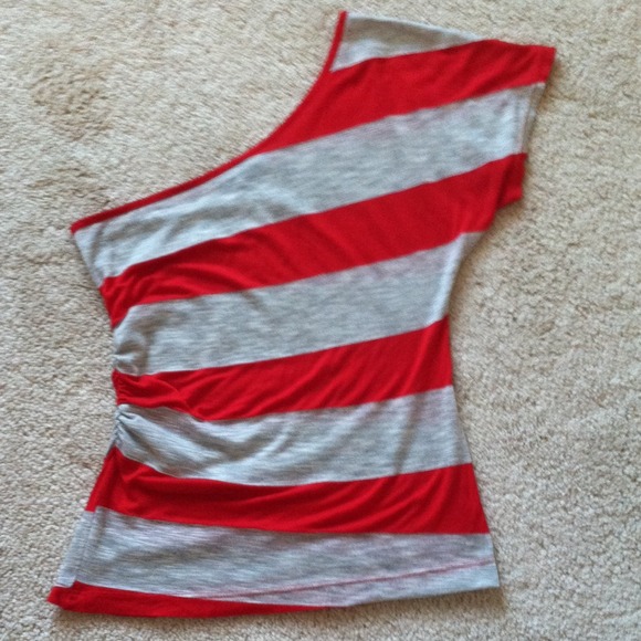 One shoulder tee
