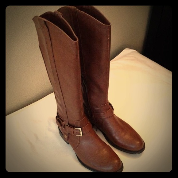 Brown boots. Very little wear. Comfy!