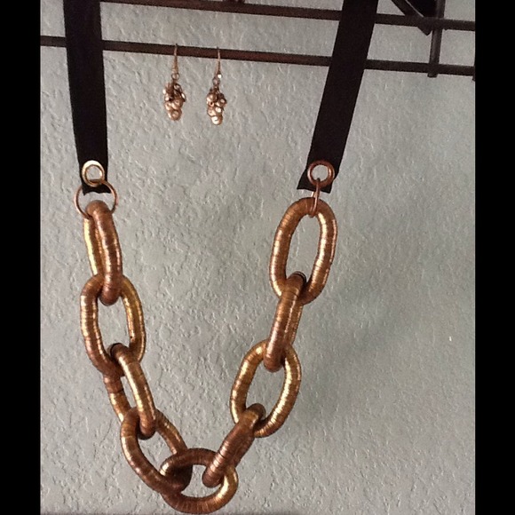 Adjustable gold chain necklace and earrings/TRADED
