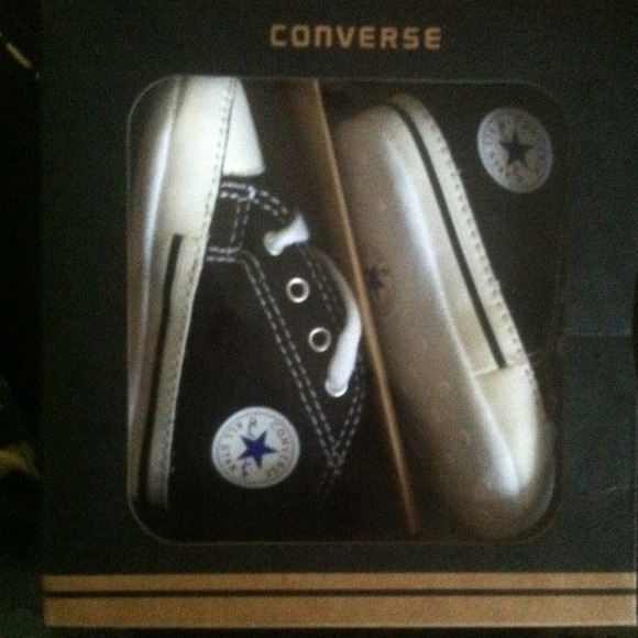 NEW Baby converses sz2