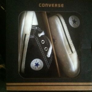 NEW Baby converses sz2