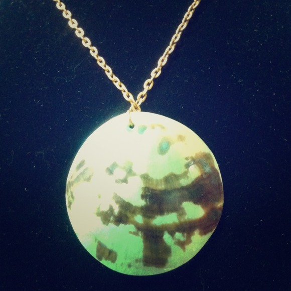 Gold necklace with seashell pendant