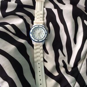 Cute watch never used in good condition
