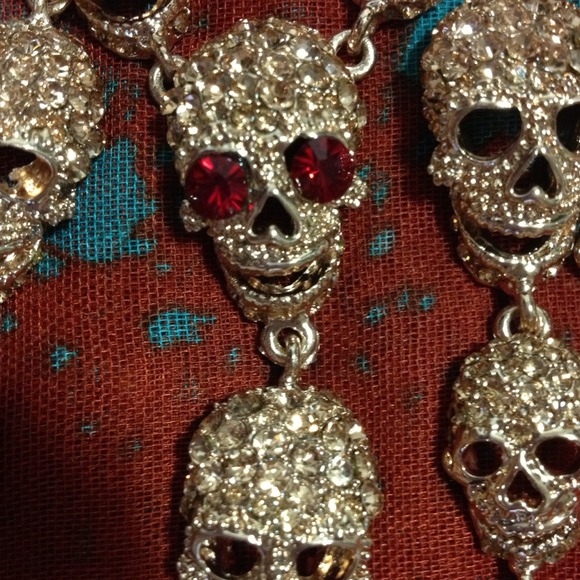 Rose gold colored skull necklace with rhinestones - Picture 2 of 4