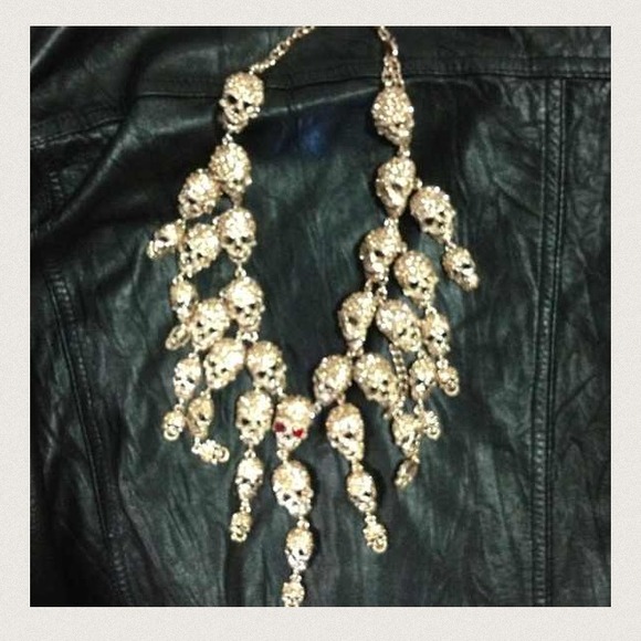 Rose gold colored skull necklace with rhinestones - Picture 3 of 4