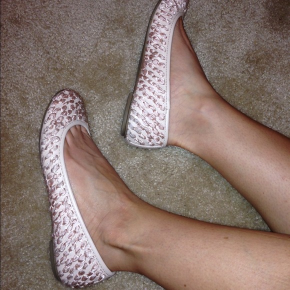 SOLD in Bundle! Light pink LC flats 💗 - Picture 2 of 4
